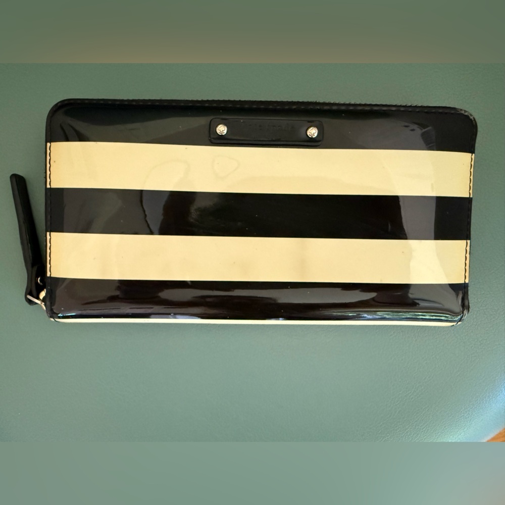 Kate Spade Penn Valley Neda Clutch Wallet Black/Cream Stripe zip around